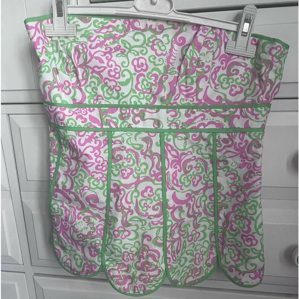 Lilly Pulitzer classic strapless top. Elastic gathering in back for comfort - Picture 1 of 3
